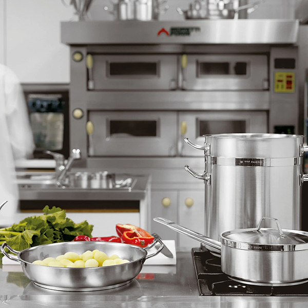 DOUBLE- HANDLED FRYING PANS